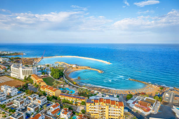 vue aérienne avec la plage de kalamies, chypre - famagusta photos et images de collection