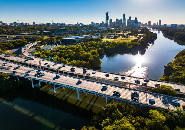 テキサス州オースティンとゴージャスなコロラド川を渡るモパック橋 - highway overpass texas multiple lane highway ストックフォトと画像