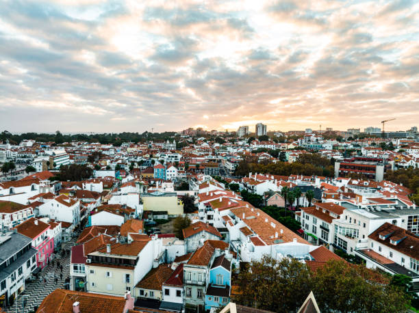 vista superior de la ciudad, calles estrechas y techos de casas con azulejos rojos lisboa - shingle beach fotografías e imágenes de stock