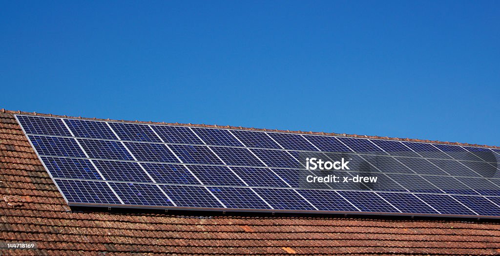 Panele słoneczne na dachu - Zbiór zdjęć royalty-free (Bez ludzi)