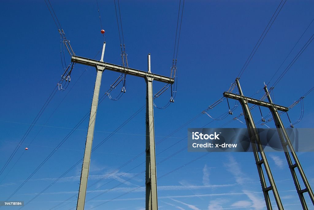mast y líneas de potencia eléctrica - Foto de stock de Alto - Descripción física libre de derechos