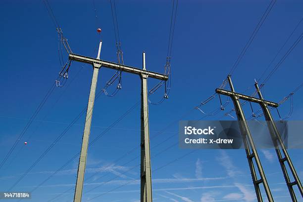Mast Y Líneas De Potencia Eléctrica Foto de stock y más banco de imágenes de Alto - Descripción física - Alto - Descripción física, Aluminio, Azul