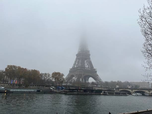 эйфелева башня в тумане зимой - eiffel tower paris france france tower стоковые фото и изображения