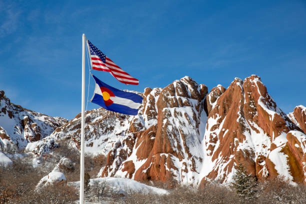 us-flagge vor roter felsformation im roxborough state park in colorado - denver colorado colorado winter snow stock-fotos und bilder