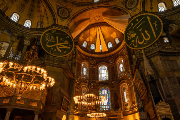 vista de la cúpula del interior de la mezquita de santa sofía con adornos musulmanes - byzantine aya sofya light lighting equipment fotografías e imágenes de stock