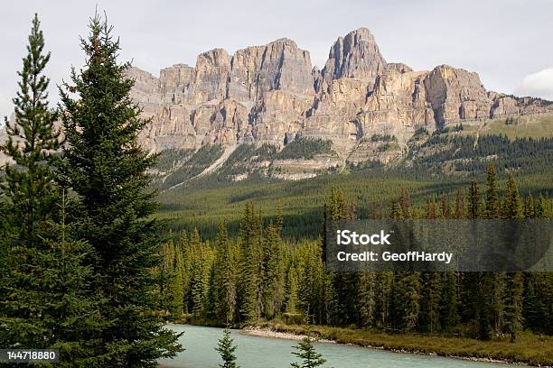 Foto de Castle Mountain Nas Canadian Rockies e mais fotos de stock de Banff - Banff, Castle Mountain, Parque Nacional de Banff