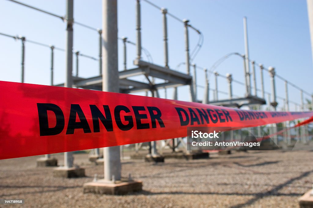 Barreras rojas peligro de cinta de alta tensión - Foto de stock de Abierto libre de derechos