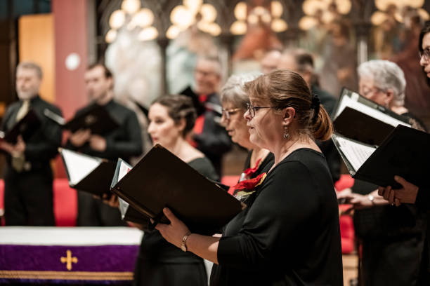 coro de la iglesia durante la actuación en el concierto - cathedral group fotografías e imágenes de stock