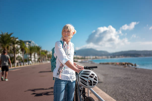 in bicicletta sulla promenade des anglais, nizza, francia - city of nice france french riviera promenade des anglais foto e immagini stock