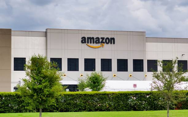 Amazon warehouse facility storefront exterior in Houston, TX. Houston, Texas USA 04-04-2021: Amazon warehouse facility storefront exterior in Houston, TX. American multinational technology company founded by Jeff Bezos in 1994. store wall surrounding wall facade stock pictures, royalty-free photos & images