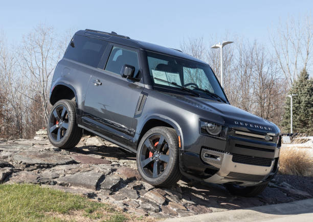 Land Rover Defender display at a dealership. Land Rover offers the Defender in base, SE, V8 and Carpathian models. Indianapolis - Circa December 2022: Land Rover Defender display at a dealership. Land Rover offers the Defender in base, SE, V8 and Carpathian models. evoque stock pictures, royalty-free photos & images