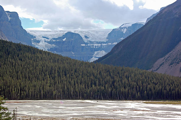 Paisagens canadenses: Rocky mountains com um rio e geleira - foto de acervo