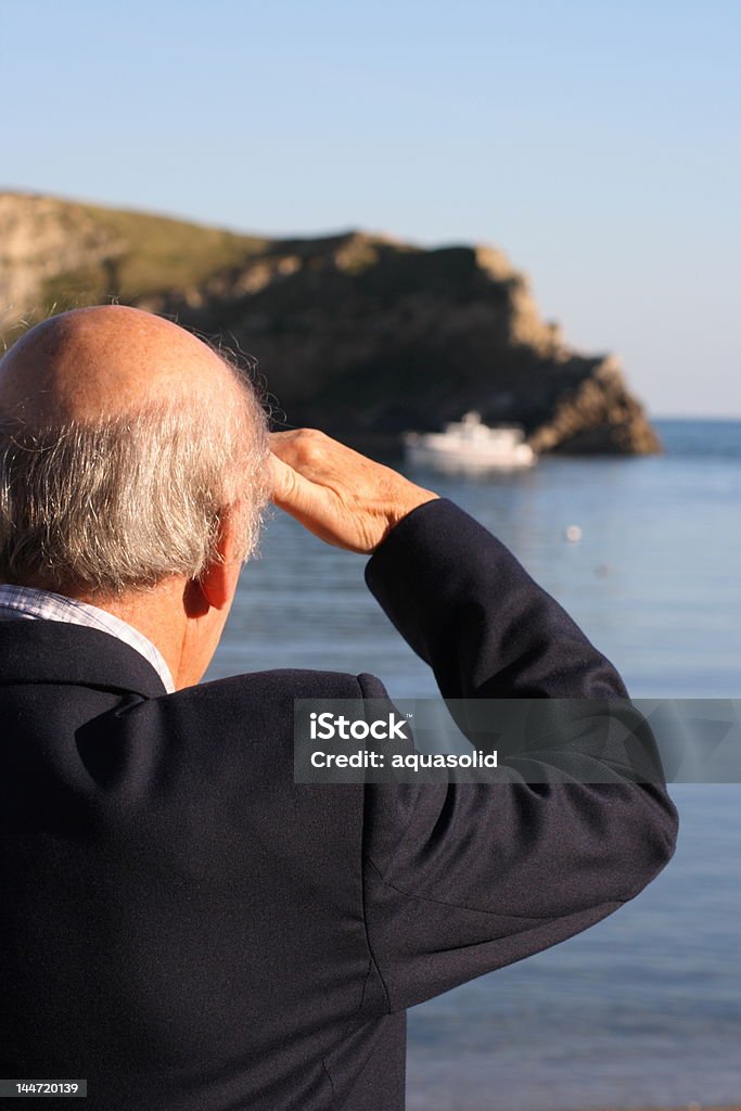 Homem sênior com vista para o mar - Foto de stock de Acomia royalty-free