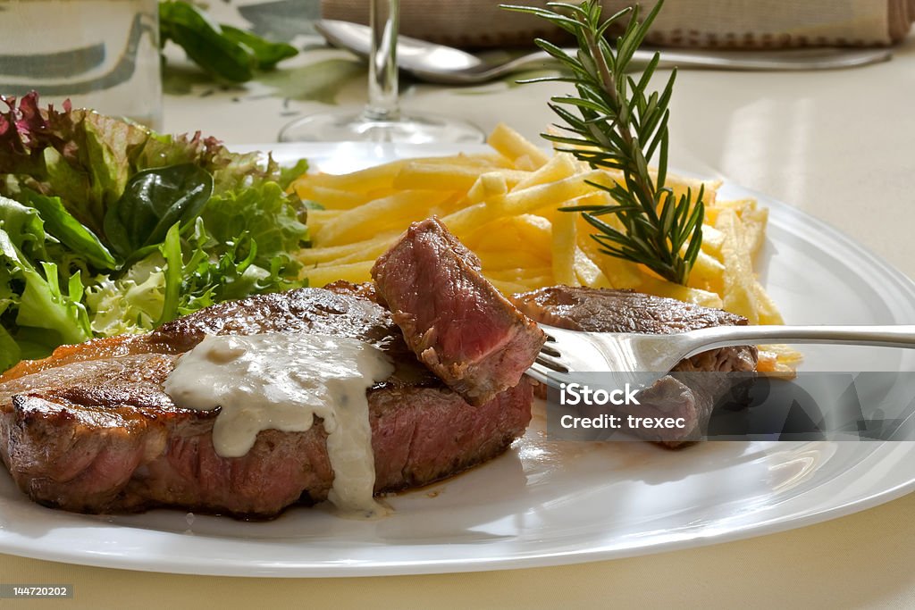steak de bœuf - Photo de Ail - Légume à bulbe libre de droits