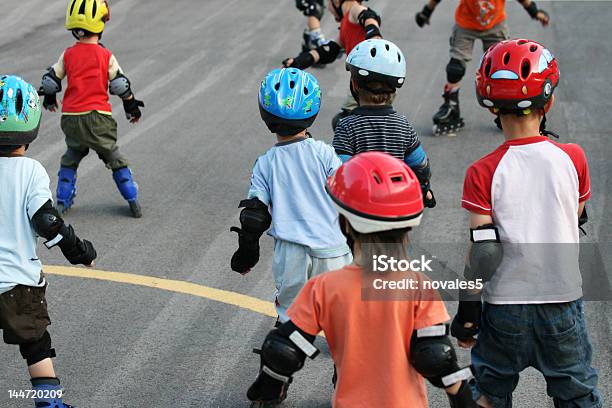 Niños En Rolers Foto de stock y más banco de imágenes de Patinaje sobre ruedas - Patinaje sobre ruedas, Patín de ruedas, Grupo de personas