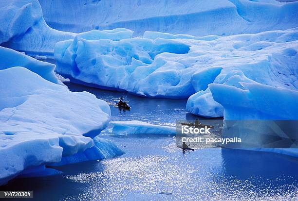 Каякинг В Lago Серый — стоковые фотографии и другие картинки Чили - Чили, Каяк, Гребля на каноэ