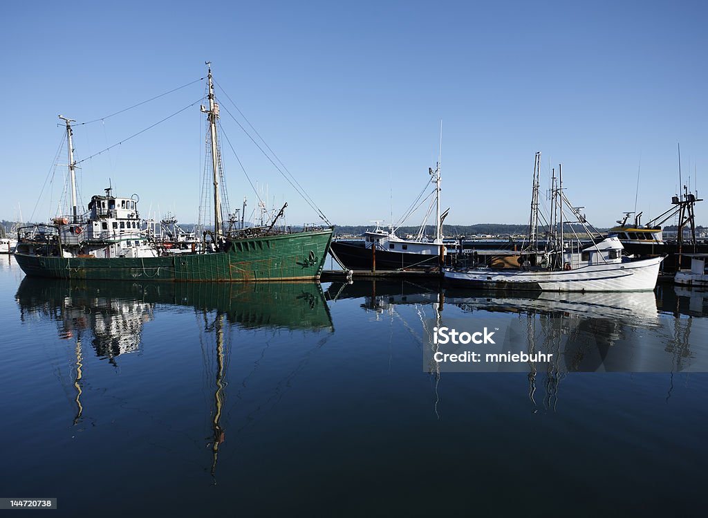 船でのフィッシング docked ザベイでオレゴン州ニューポート - つかまえるのロイヤリティフリーストックフォト