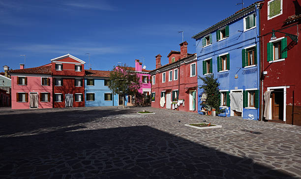 Colorful square em Burano Ilha - fotografia de stock