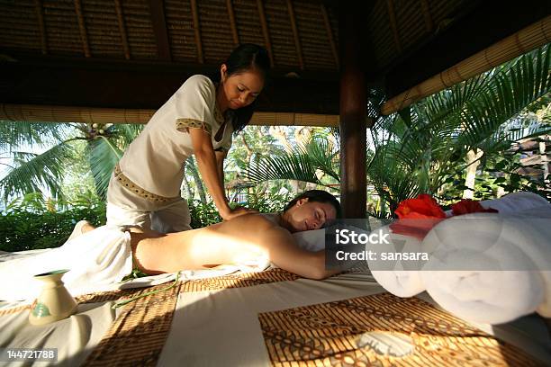 Massagem - Fotografias de stock e mais imagens de Adulto - Adulto, Amimar, Ao Ar Livre
