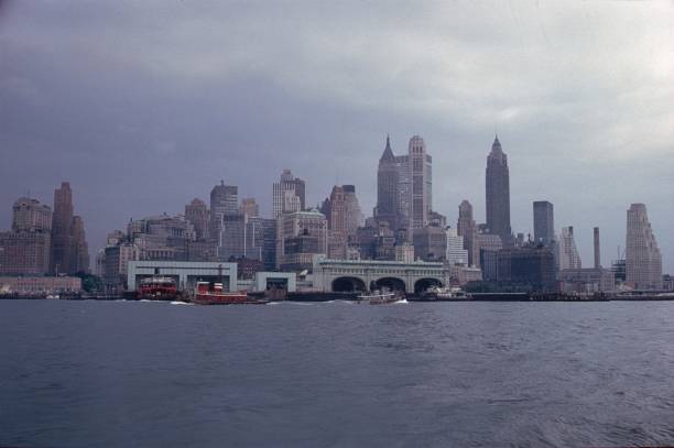 ハドソン川から見たマンハッタンのスカイライン - overcast day new york city manhattan ストックフォトと画像