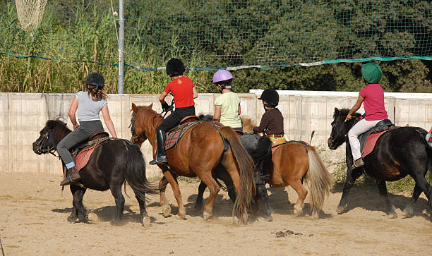 montare i bambini - teaching child horseback riding horse foto e immagini stock