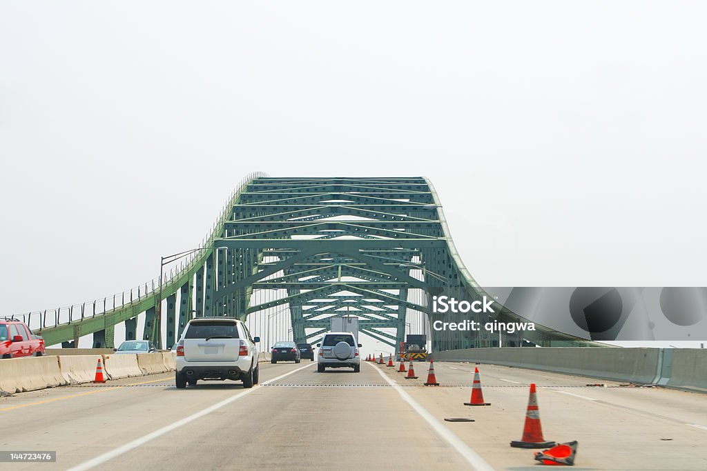 Voitures va sur un pont Zone de Construction - Photo de Voiture libre de droits