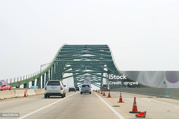 Photo libre de droit de Voitures Va Sur Un Pont Zone De Construction banque d'images et plus d'images libres de droit de Voiture - Voiture, Autoroute à quatre voies, Cône de signalisation