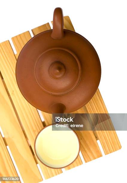 Tetera Y Teacup En Una Pequeña Mesa De Madera Foto de stock y más banco de imágenes de Alfarería - Alfarería, Alimento, Arcilla