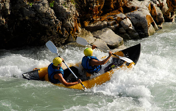 rafting sulle rapide - extreme sports rafting team sport white water rafting foto e immagini stock