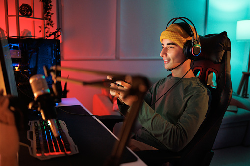Jugador adolescente jugando videojuegos en su habitación photo
