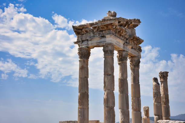 tempel des trajan in der antiken stadt pergamon, bergama, türkei - ilium stock-fotos und bilder