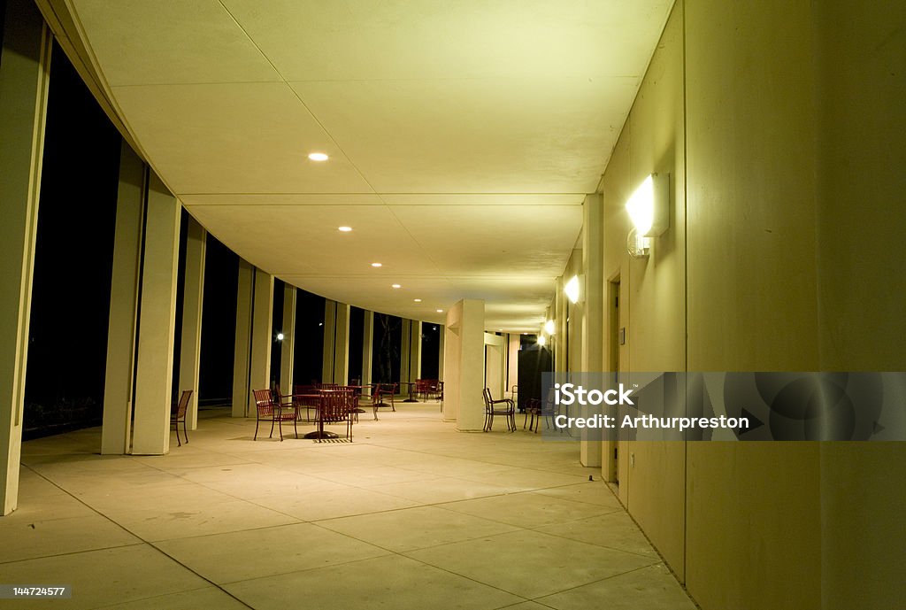 Biblioteca Patio por la noche - Foto de stock de California libre de derechos