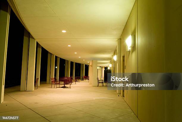 Biblioteca Patio Por La Noche Foto de stock y más banco de imágenes de California - California, Farola, Aire libre