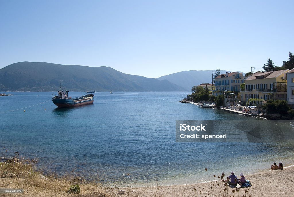 Barco en el apacible vista a la bahía - Foto de stock de Agua libre de derechos