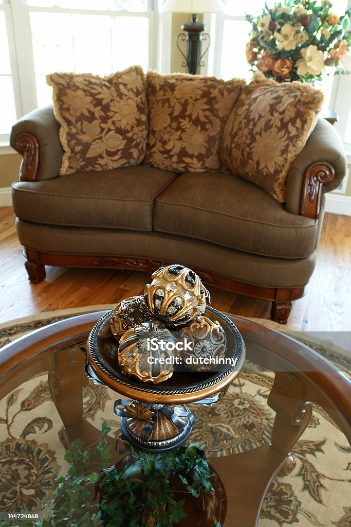 Comodo salotto con dettagli decorativi sul tavolino - Foto stock royalty-free di Accogliente
