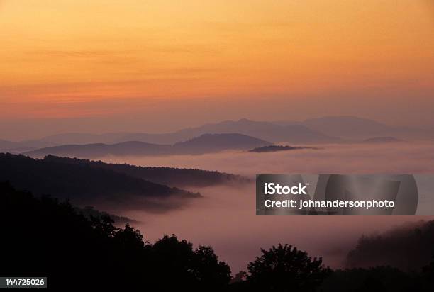 Unidade De Horizonte - Fotografias de stock e mais imagens de Montanhas Blue Ridge - Montanhas Blue Ridge, Virgínia - Estado dos EUA, Ambiente dramático