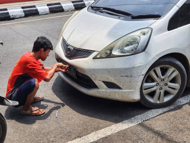 Perbedaan Pelat Nomor Asli dan Palsu terlihat dari material pelatnya