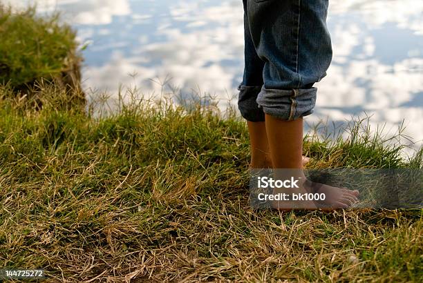 Piedi In Stagno S Edge - Fotografie stock e altre immagini di Abbigliamento casual - Abbigliamento casual, Acqua, Ambientazione esterna