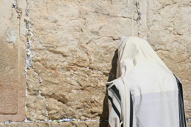 homem a rezar no muro das lamentações - sephardi imagens e fotografias de stock