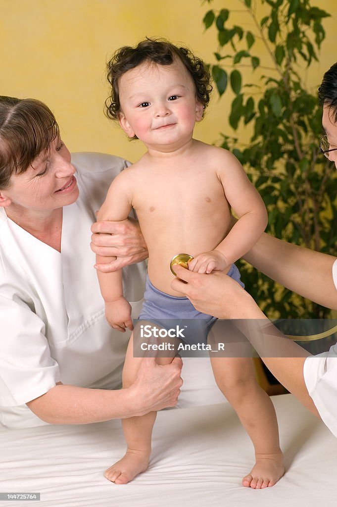 Allegro bambino al medico. - Foto stock royalty-free di 12-17 mesi