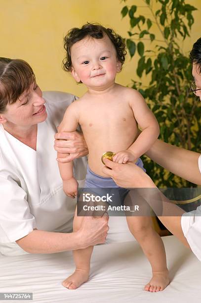 Allegro Bambino Al Medico - Fotografie stock e altre immagini di 12-17 mesi - 12-17 mesi, Accudire, Adulto