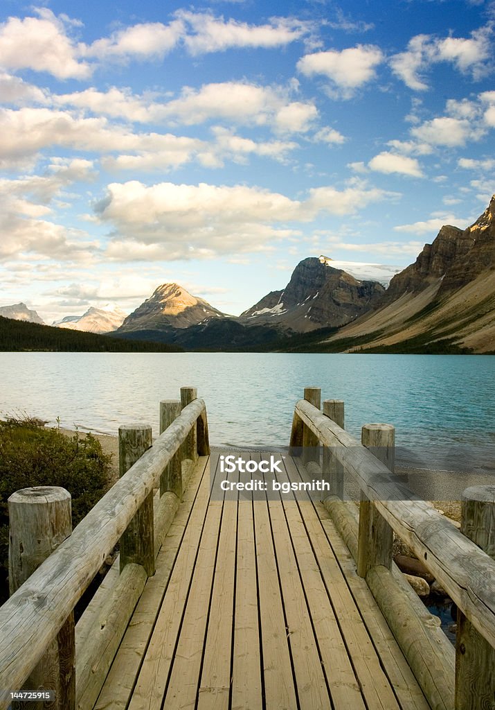 Ponte no waters edge - Foto de stock de Alberta royalty-free