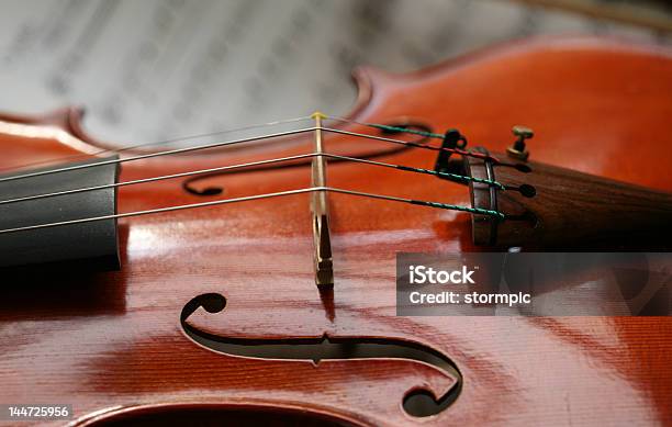 Photo libre de droit de Violon Avec Feuille De Music2 banque d'images et plus d'images libres de droit de Apprentissage - Apprentissage, Art et Artisanat, Artisanat