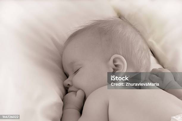 Sweet Sonhos De Um Bebé - Fotografias de stock e mais imagens de Almofada - Roupa de Cama - Almofada - Roupa de Cama, Amor, Bebé