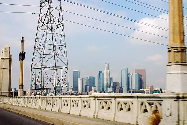 ロサンゼルスのダウンタウンからの橋 - 4th street bridge ストックフォトと画像