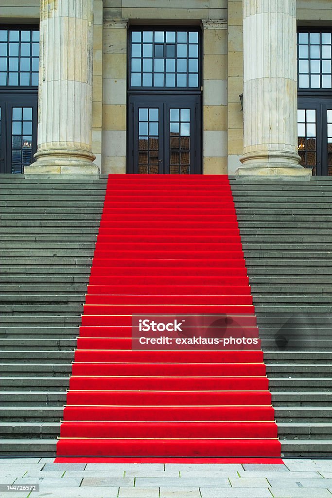 Scale con Tappeto rosso - Foto stock royalty-free di Ambientazione interna
