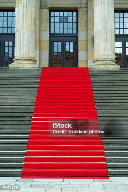 Scale Con Tappeto Rosso - Fotografie stock e altre immagini di Ambientazione interna - Ambientazione interna, Amore a prima vista, Composizione verticale