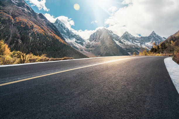 strada di montagna - asphalt beauty in nature nature scenics foto e immagini stock