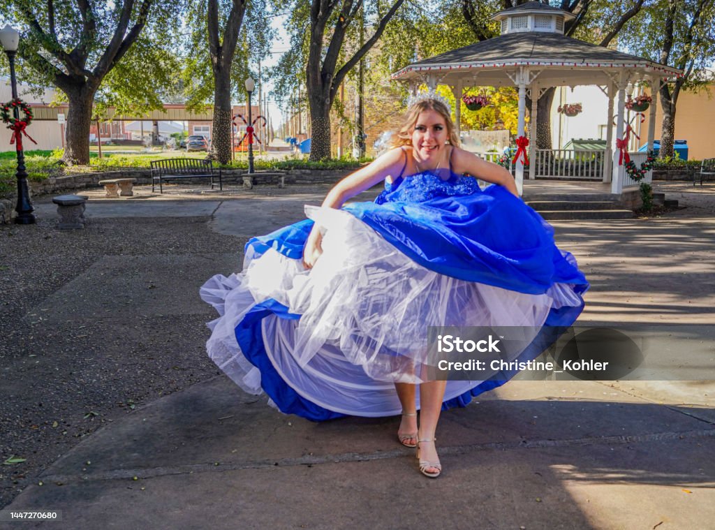 Hermosa Adolescente Corre En Vestido De Baile Crinolina Foto de stock y más  banco de imágenes de 14-15 años - iStock