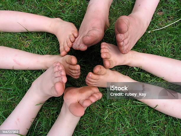 Childrens Piedi E Le Dita Dei Piedi Nellerba - Fotografie stock e altre immagini di Ambientazione esterna - Ambientazione esterna, Amicizia, Arto umano